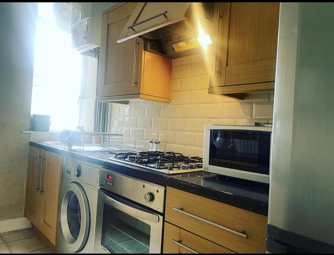 Luxury 1-Bed Apartment With Stunning City Views Perfect For Short Stays In Londres Exterior foto